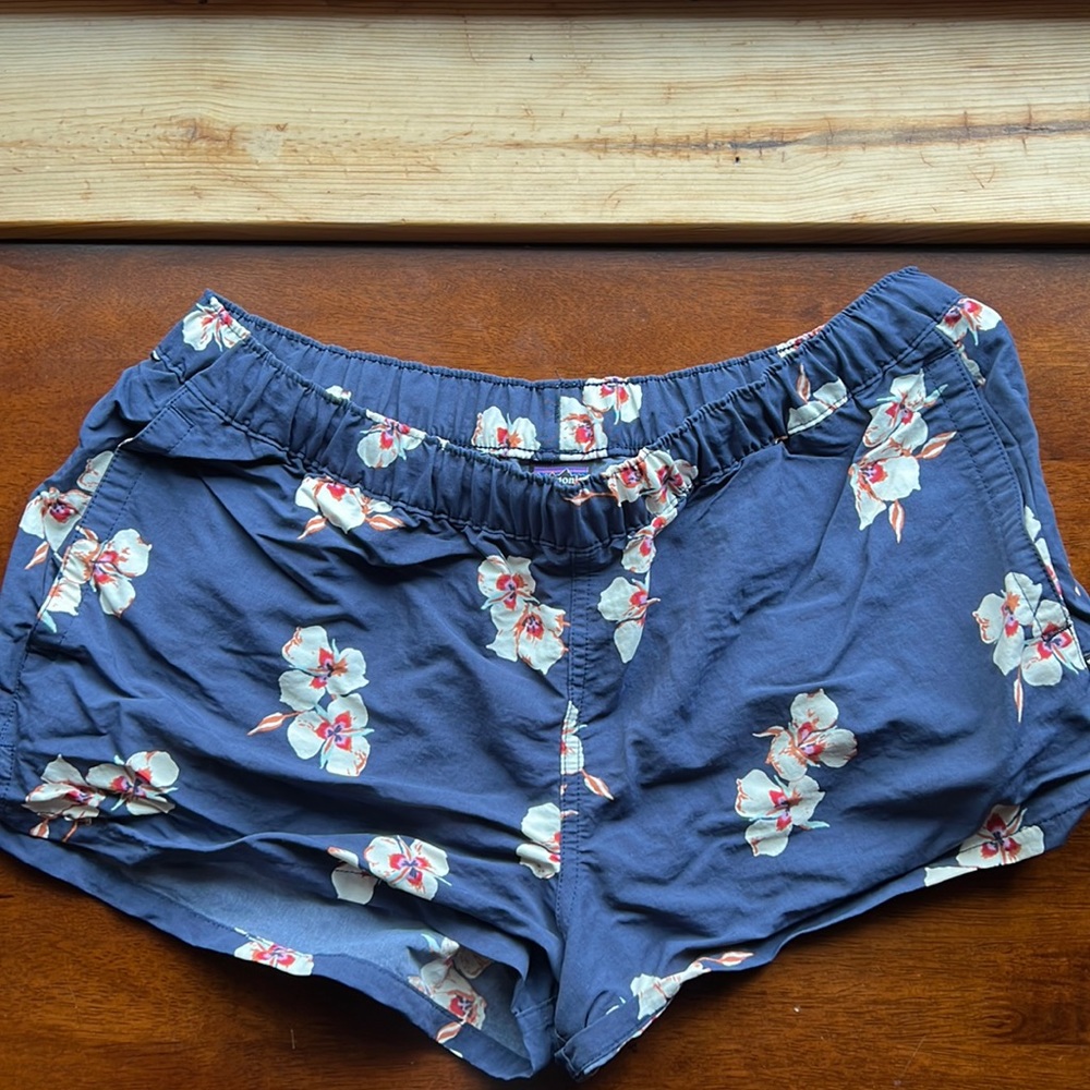 Patagonia Barley Baggies Shorts 2.5 inches, Mariposa Lily/Classic Navy, Size M.